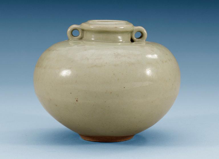 A Longquan celadon pot, 14/15th Century.