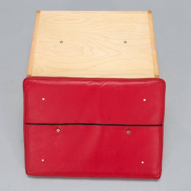 Alvar Aalto, nojatuoli ' High back tank'  E400 för Artek 1999. Ben af Sculten, rahi 445 Artek 1999.