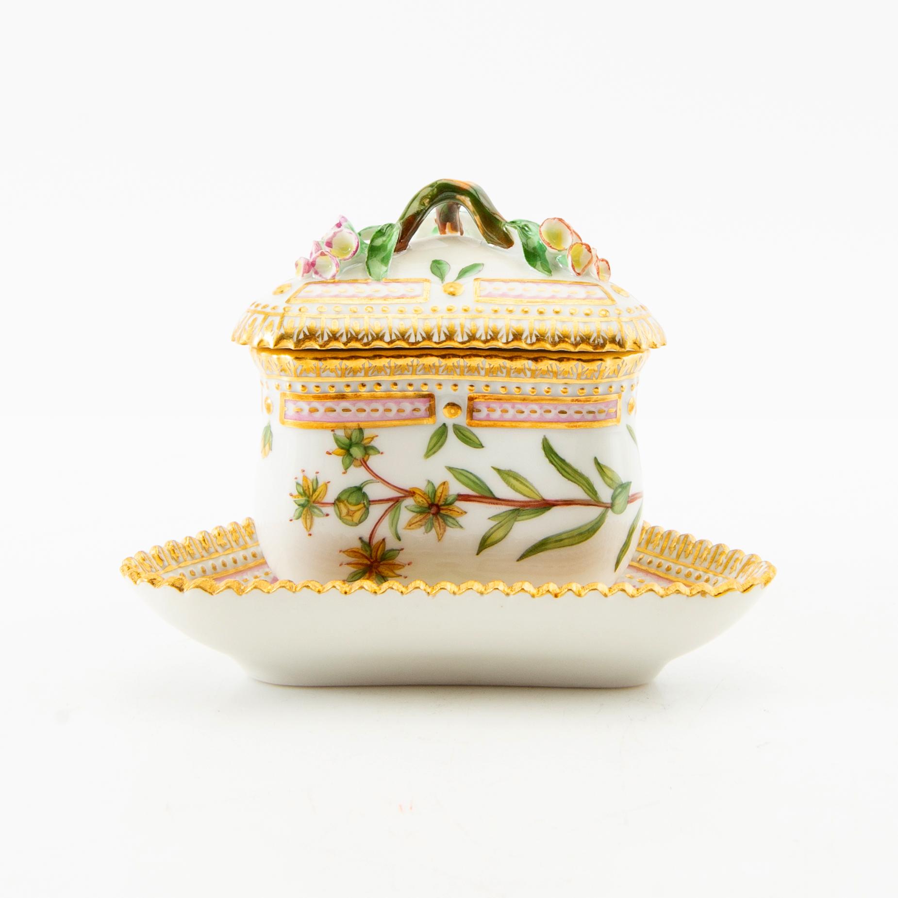 Crèmekopp med lock och fat, porslin, "Flora Danica", Royal Copenhagen, Danmark.