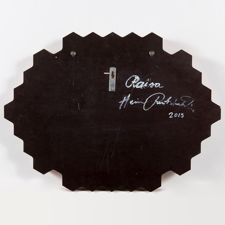 HEINI RIITAHUHTA, hexagonreliefi, posliinia, "Raisa", signeerattu Heini Riitahuhta 2015.