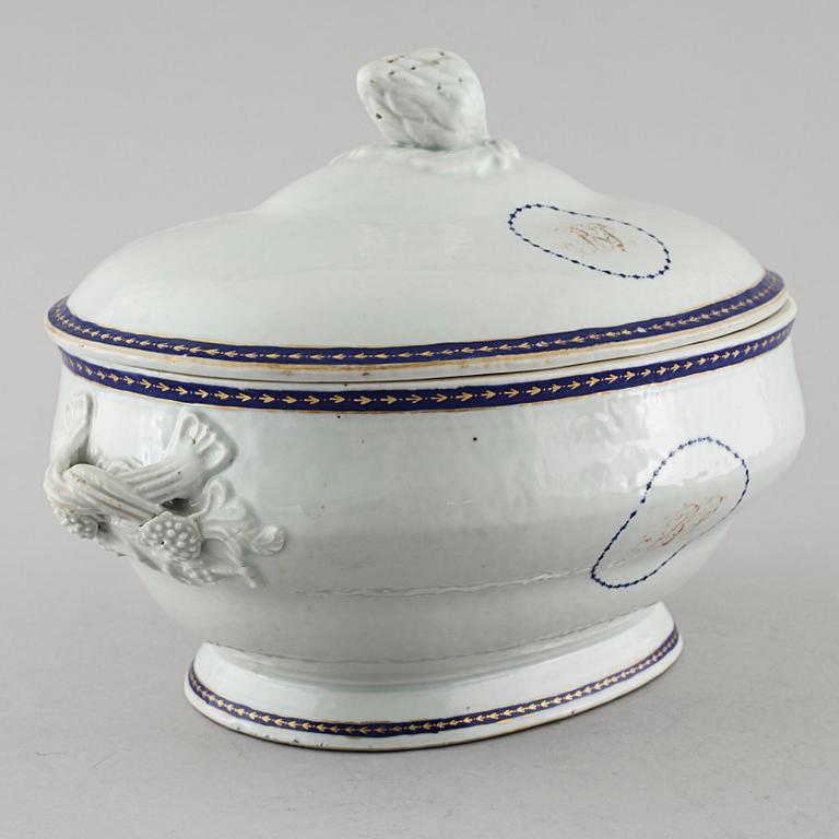 A porcelain terrine with lid, Qianlong (1736-1795).