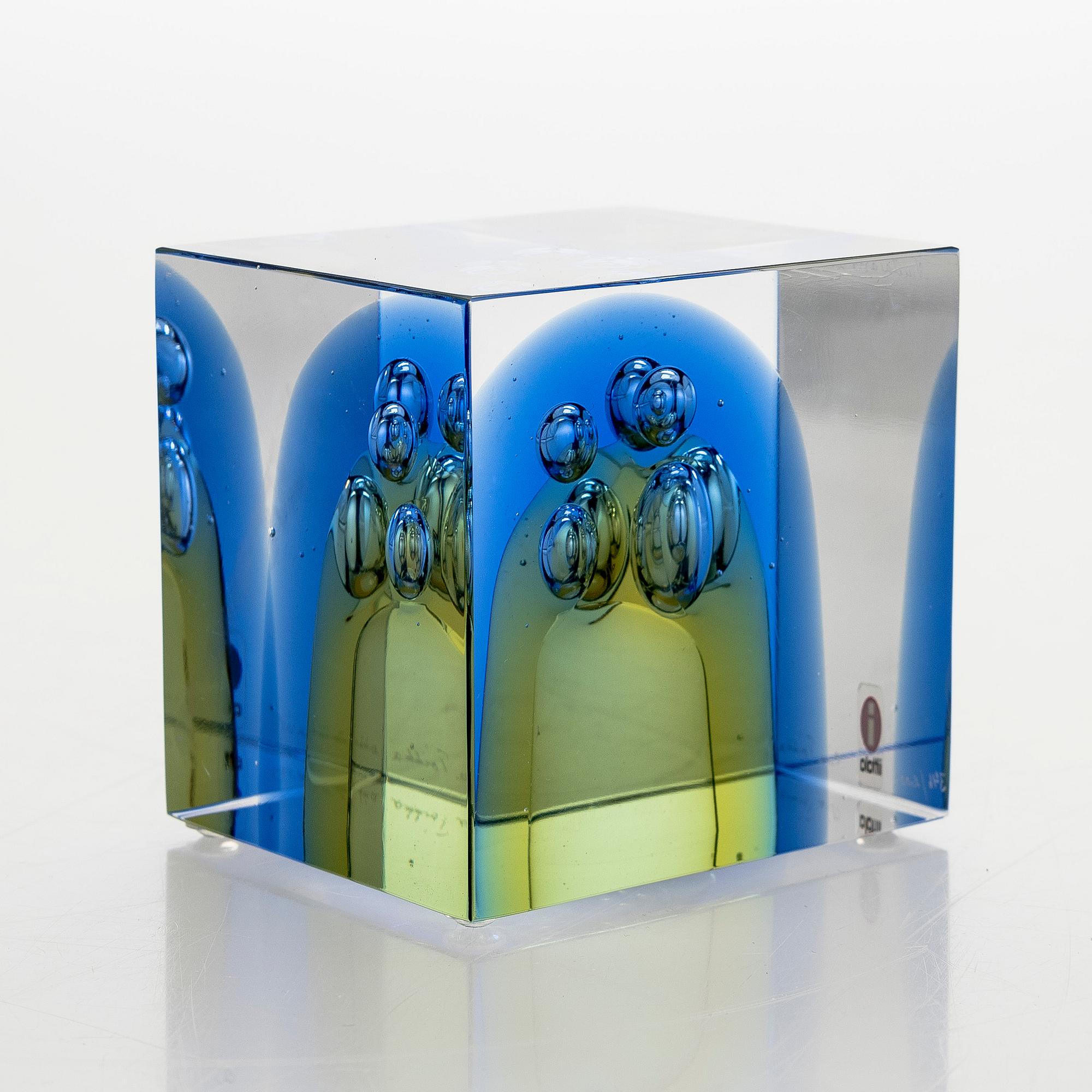 Oiva Toikka, an annual glass cube, signed Oiva Toikka Nuutajärvi 2007, 346/2000.
