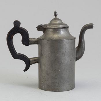 A 17TH/18TH CENTURY PEWTER CHOCOLATE POT.