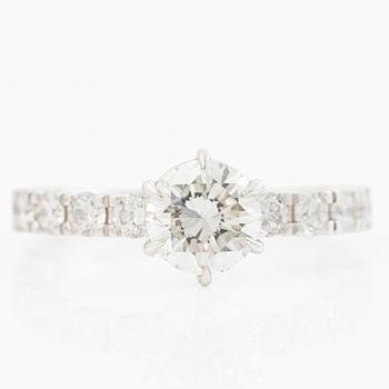 Ring in 18K white gold set with brilliant-cut diamonds, accompanied by IGI report.