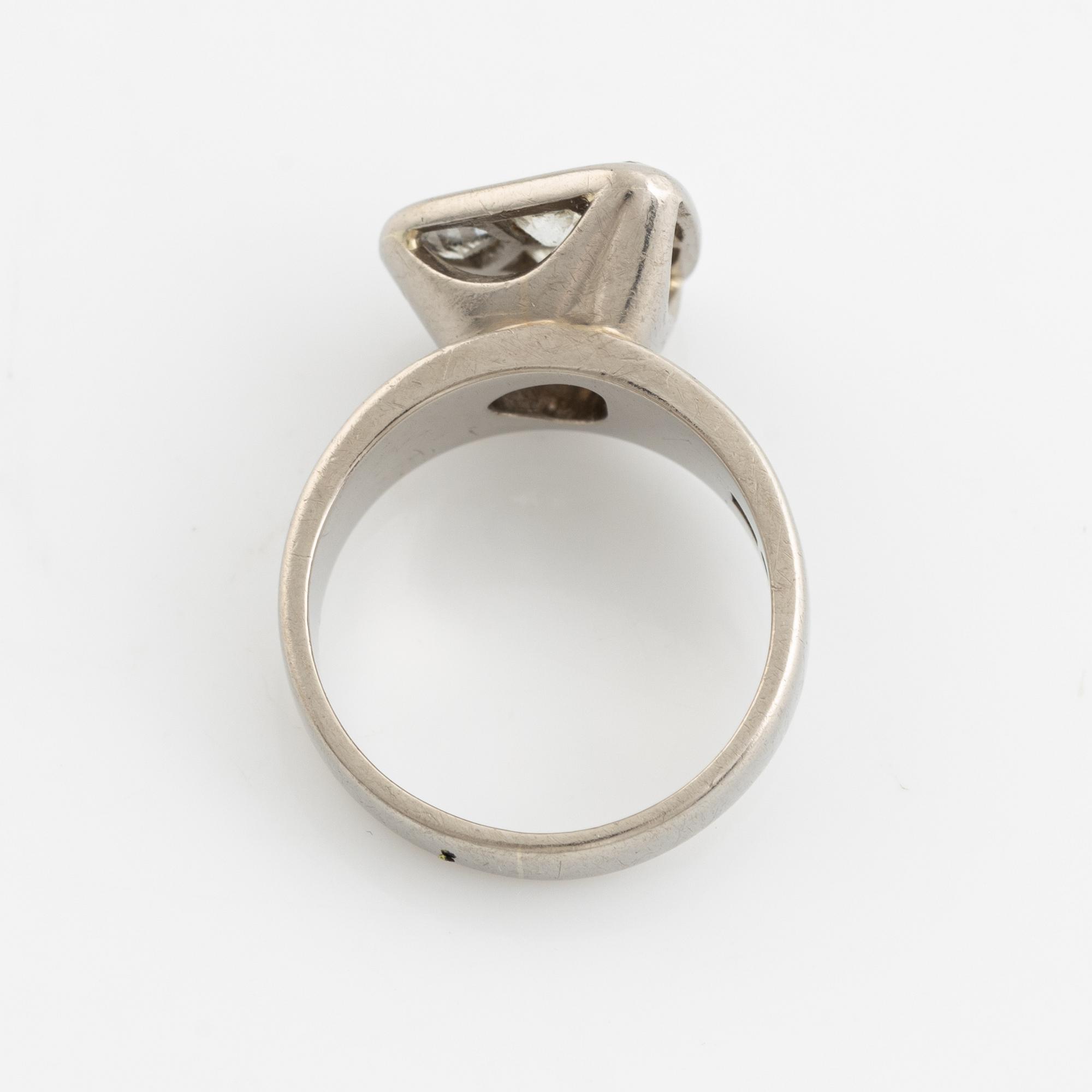 An 18K white gold ring set with diamonds.