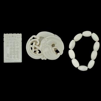 HÄNGEN samt ARMBAND, nefrit, modern tillverkning.