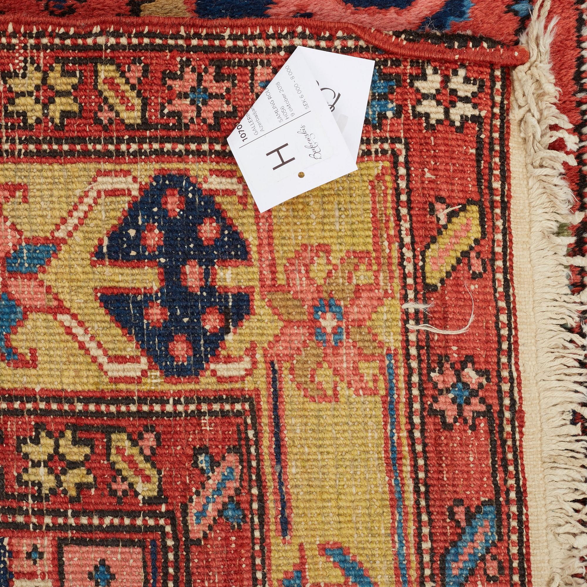 GALLERIMATTA, semiantik Azerbadjan, ca 545,5 x 102,5 cm (samt en kortsida med 2 cm slätväv).