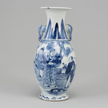 A blue and white vase, Qing dynasty, late 19th/early 20th century.