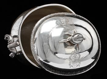 LOCKTERRIN, silver, importstämplar, 1900-tal. Vikt 2200 gram.