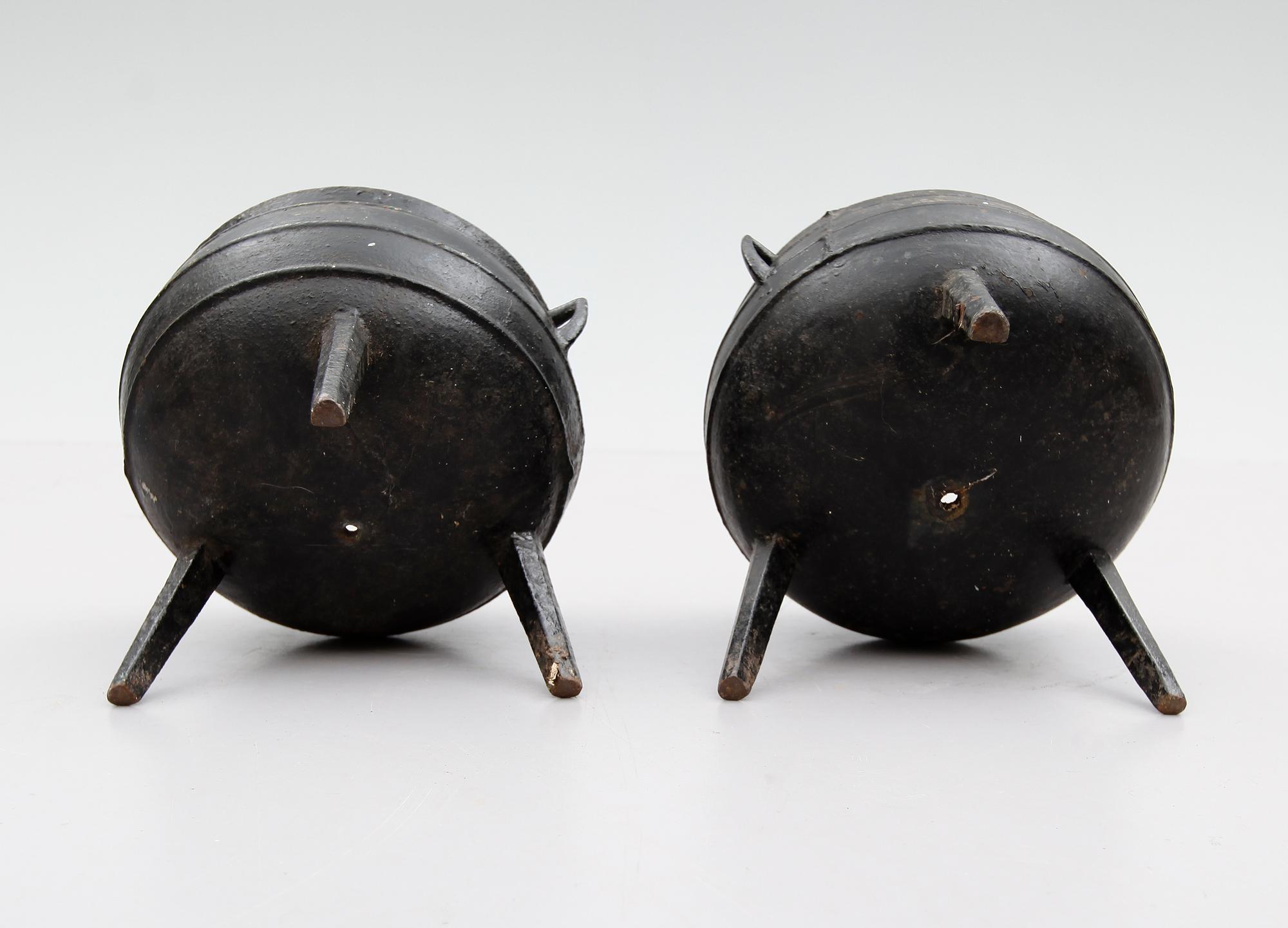 JÄRNGRYTOR, 2 st, 1900-talets första hälft.
