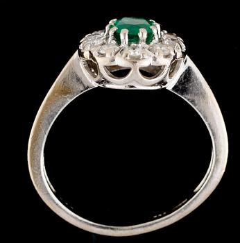 RING, smaragd med briljantslipade diamanter, tot.ca 0.60 ct.