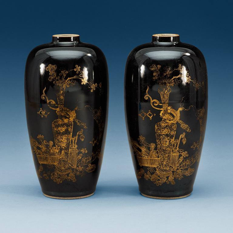 A pair of vases, late Qing dynasty.