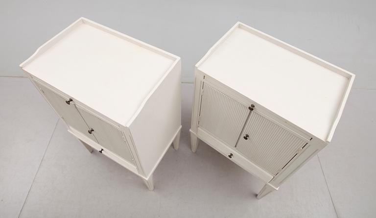 SÄNGBORD, 1 par, gustaviansk stil, 1900-talets andra hälft.