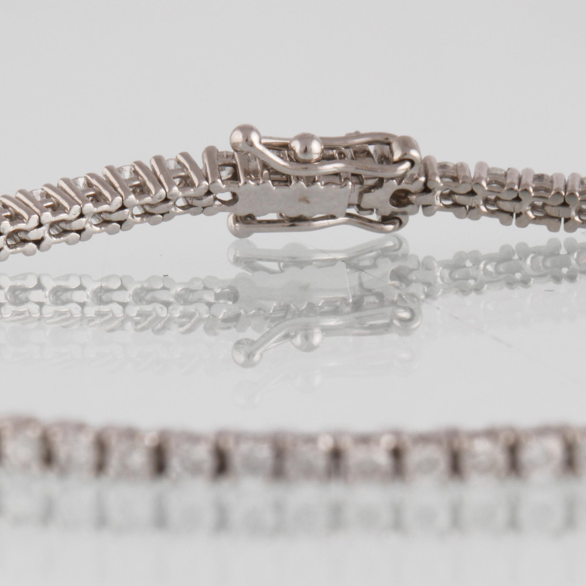 ARMBAND, 18K vitguld med briljantslipade diamanter ca 2.20 ct. Vikt 8,2 gram.