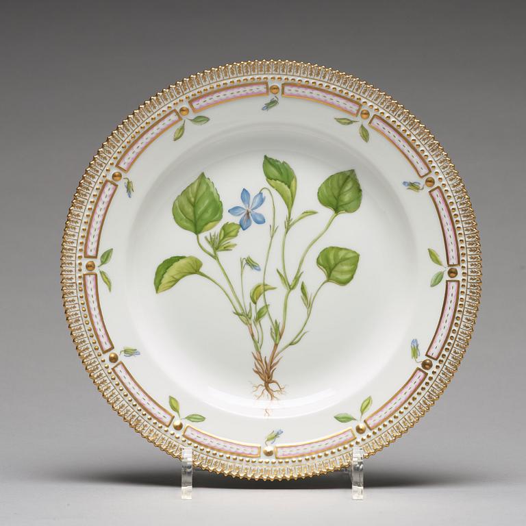 A set of 12 large Royal Copenhagen 'Flora Dancia' dinner plates, Denmark, 20th Century.