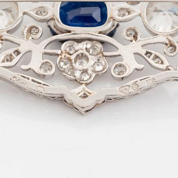 Brosch platina med en fasettslipad safir samt gammal- och åttkantslipade diamanter.