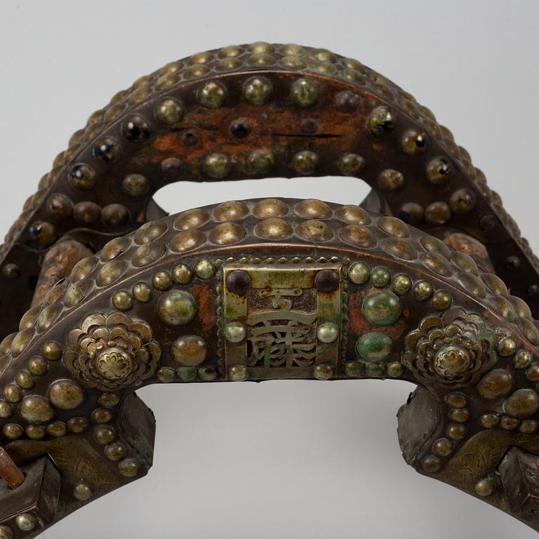 Sadel, trä och metall. Troligen sen Qing dynasti (1644-1911).