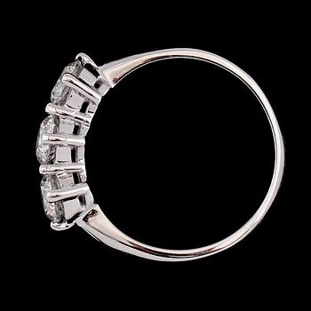 RING, 18K vitguld, briljantslipade diamanter tot ca 1.54 ct. Vikt ca 5 g.