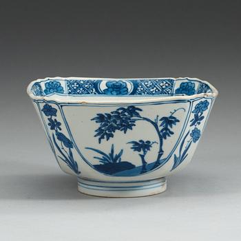 A blue and white bowl, Qing dynasty, Kangxi (1662-1722).