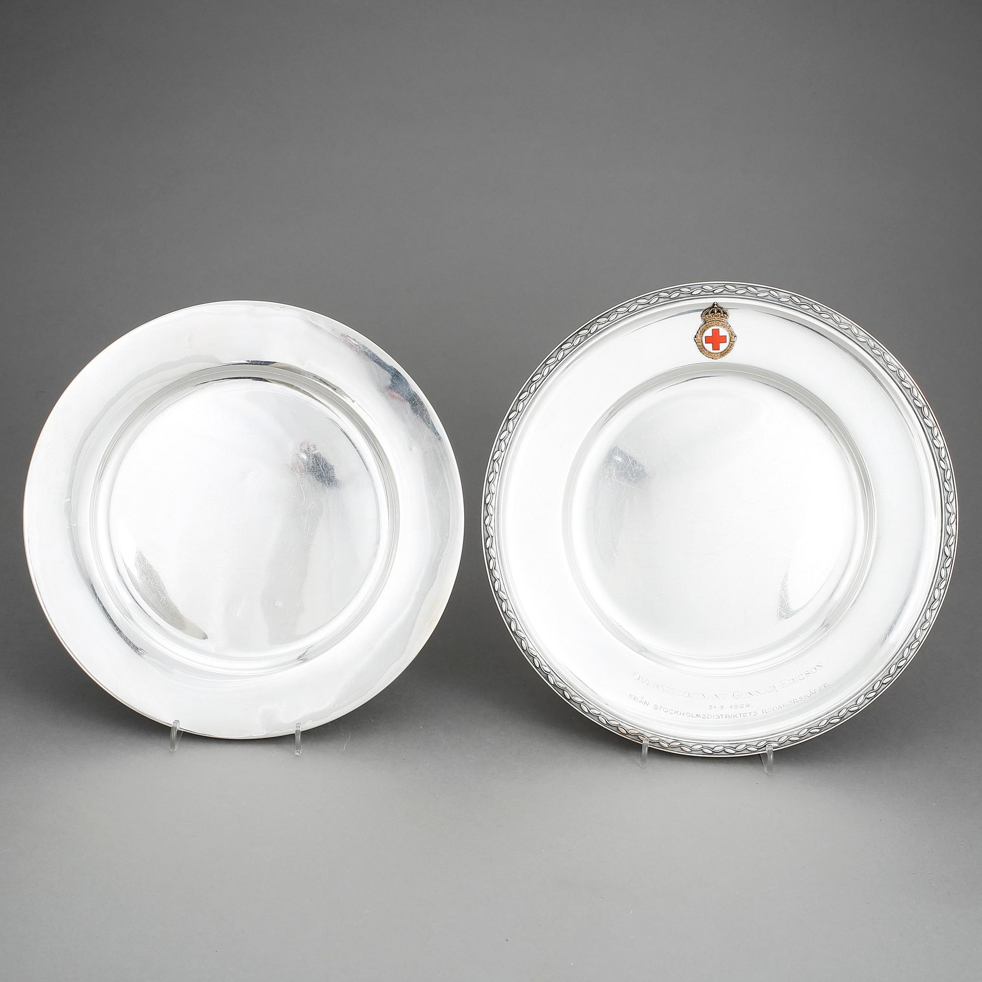 PRESENTERFAT, 2 st, silver, CG Hallberg, 1947 och 1938, totvikt 947 gram.