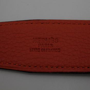 HERMÈS, a black leather belt.