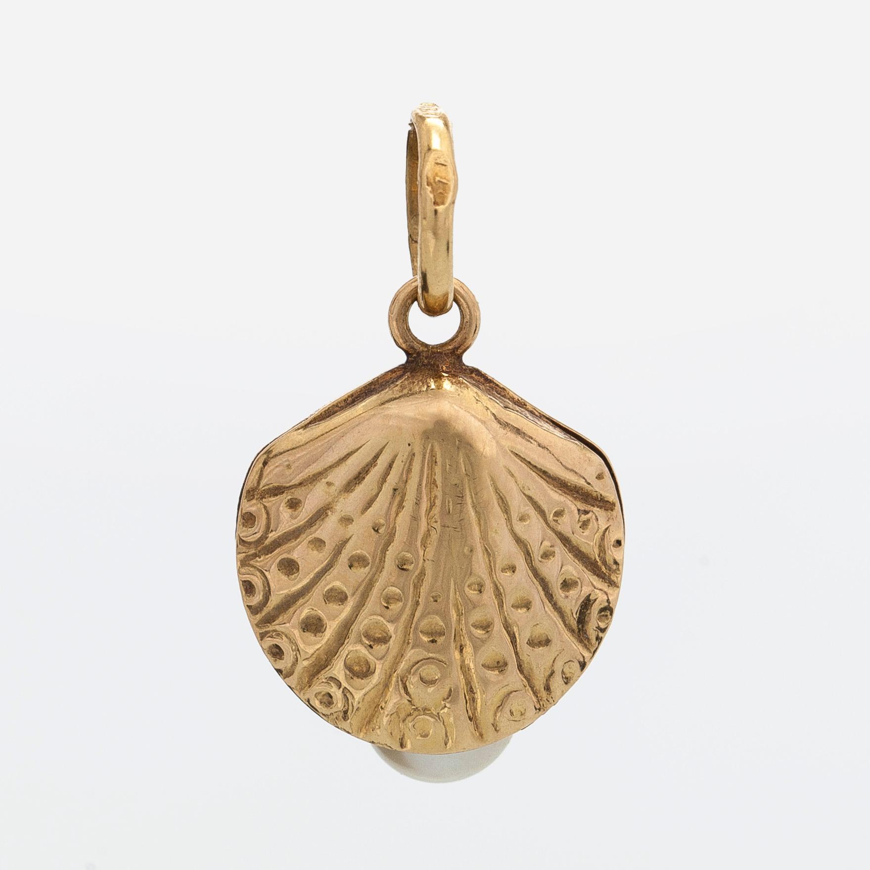 An 18K gold pendant with a cultured pearl.