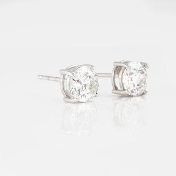 ÖRHÄNGEN, ett par, med briljantslipade diamanter 2.20 ct.