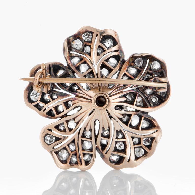 Blombrosch med gammal-, åttkant- och rosenslipade diamanter.