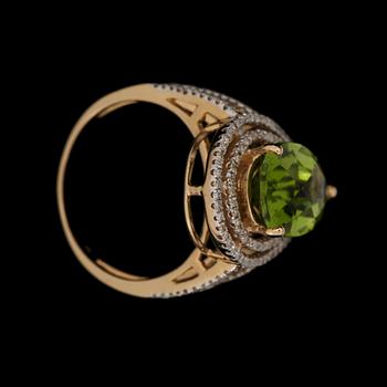 RING, fasettslipad peridot, 4.91 ct, med briljantslipade diamanter, 0.75 ct.