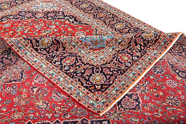 A Kashan carpet, c. 401 x 292 cm.