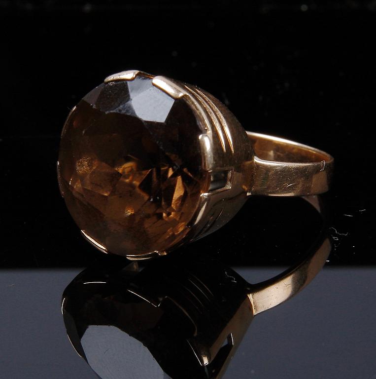 RING, 14 K guld samt röktopas, HJR, Åbo, Finland, 1964.