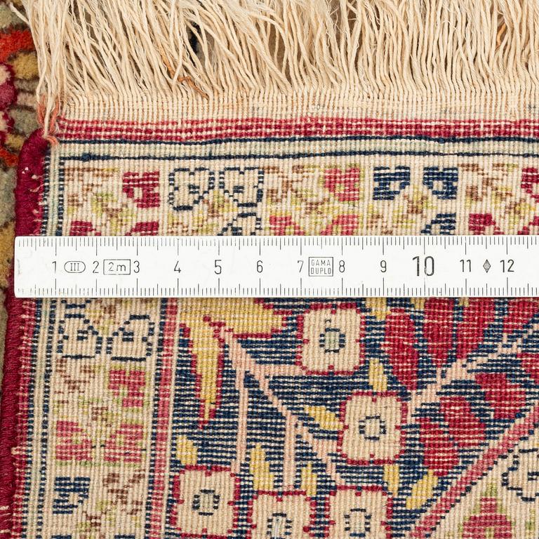 An antique pictorial Kirman Lavar, ca 98 x 67 cm.