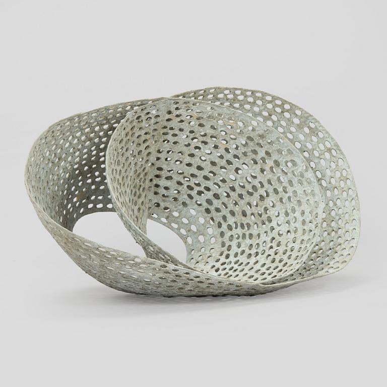 Kristina Riska, veistos, "Basket sculpture" keramiikkaa, signeerattu KR.