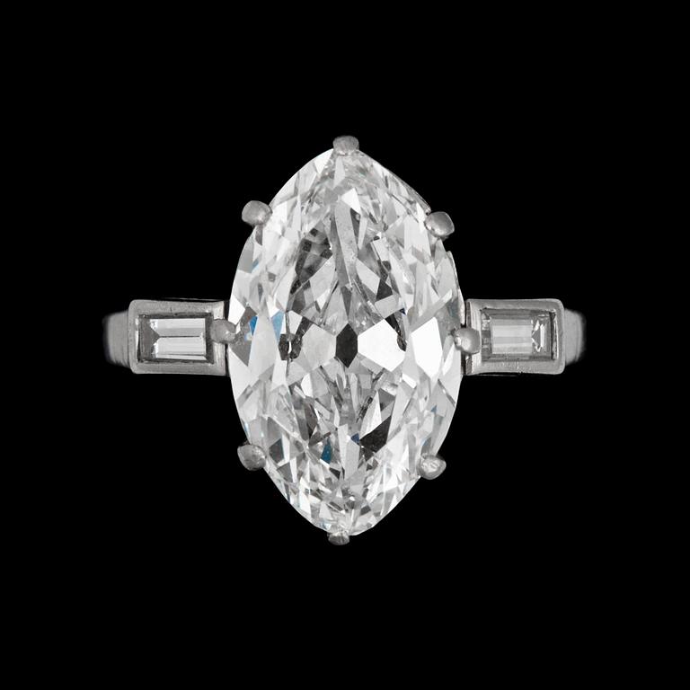 RING, navetteslipad diamant 4.33 ct. Kvalitet J/VVS2 enligt certifikat, samt baguetteslipade diamanter tot. ca 0.35 ct.