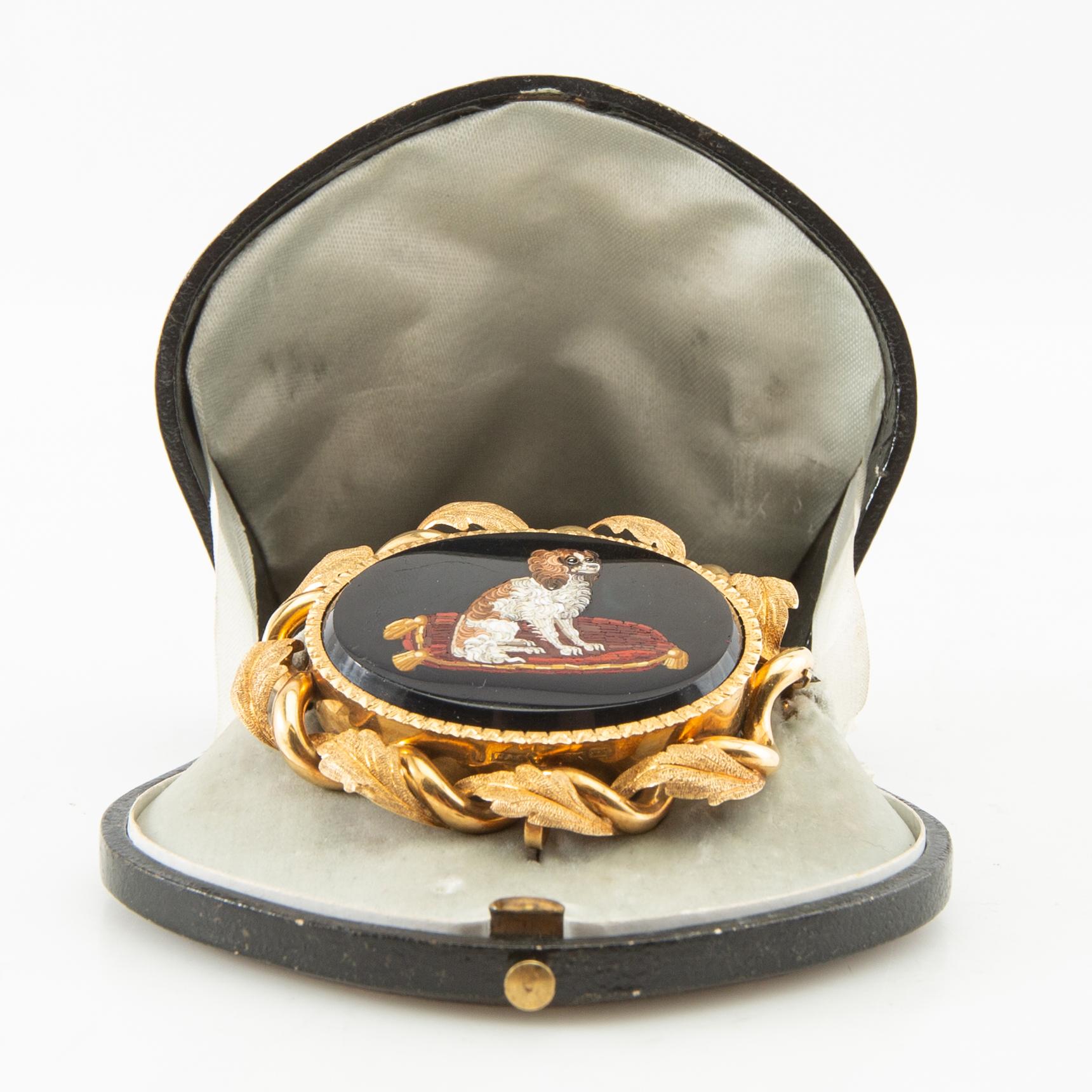 Gustaf Adolf Cedergren, brooch 18K gold with micro-mosaic of a Cavalier King Charles Spaniel and original case, 19th century.