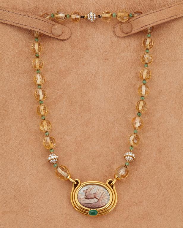 A Bulgari necklace in 18K gold with a mother of pearl cameo.