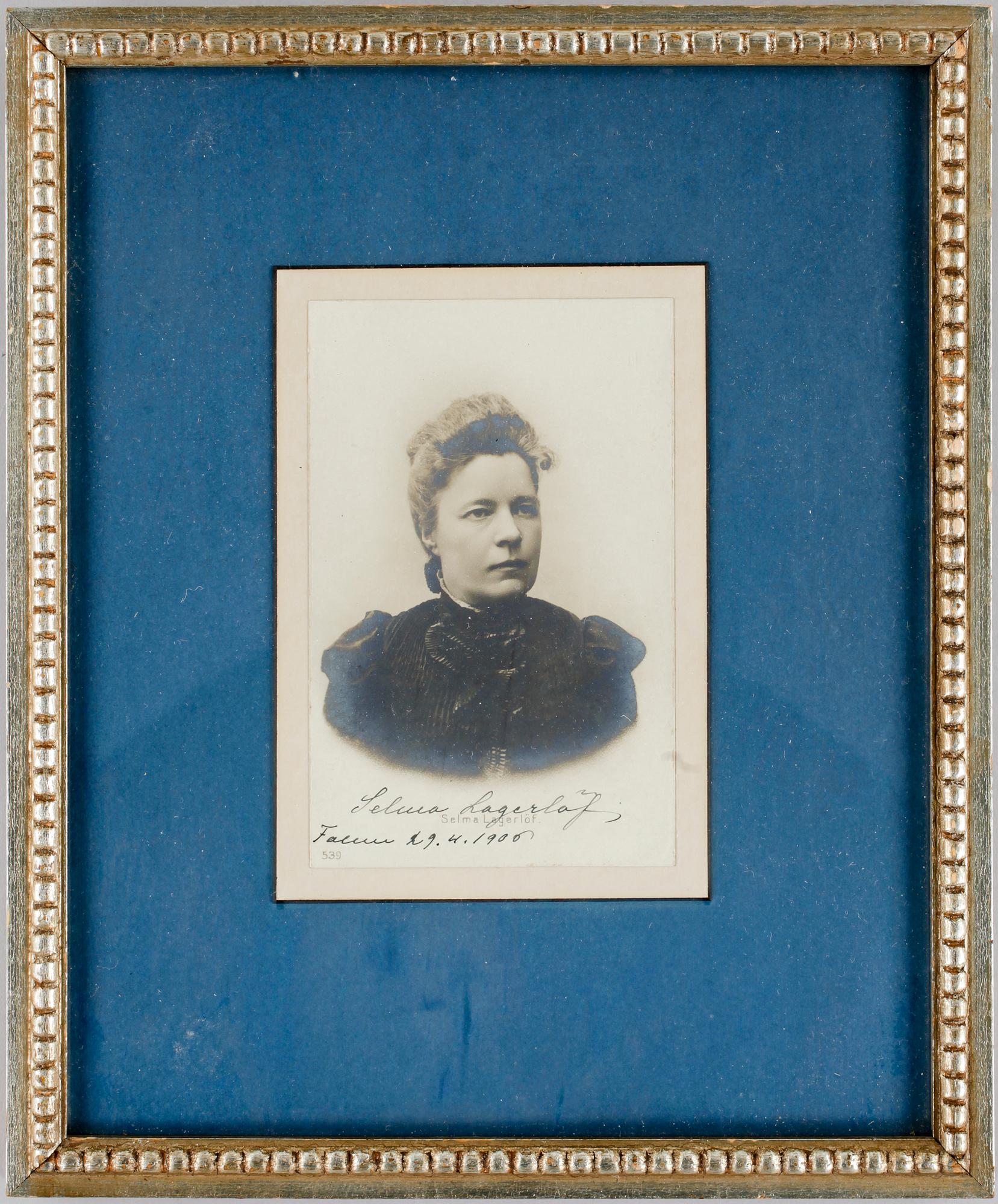 FOTOGRAFI MED AUTOGRAF, Selma Lagerlöf, sign o dat Falun 9/4 1906.