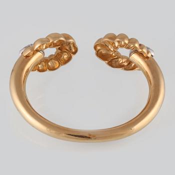 ARMRING, 18K guld samt åttkantslipade diamanter. Vikt 40,5 gram.