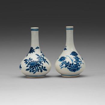 470. A set of two blue and white miniature vases, Qing dynasty 19th century.