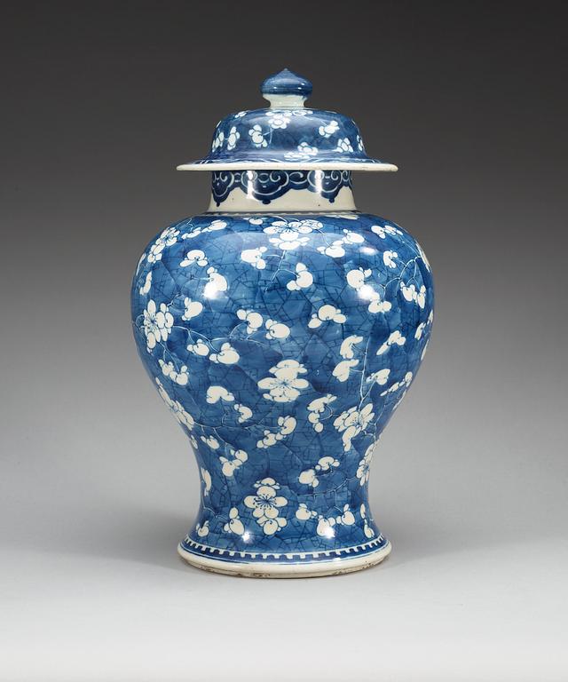 A blue and white jar with cover, Qing dynasty, Kangxi (1662-1722).