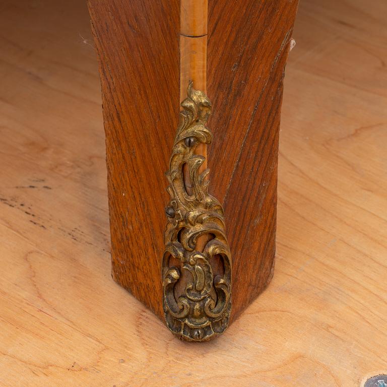 Byrå, rokokostil, omkring år 1900.