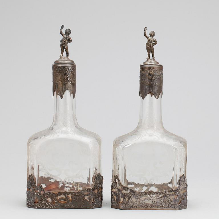 KARAFFER, ett par, låghaltigt silver och glas, Tyskland, omkring 1900.