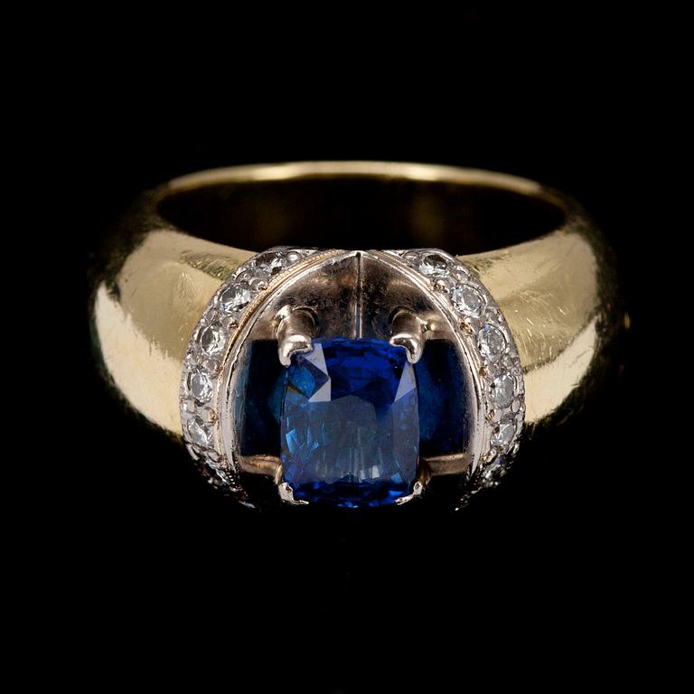 RING, guld och vitguld 18K med safir 1,90 ct och 16 st briljantslipade diamanter tot. 0,32 ct. Vikt 9,9 g.