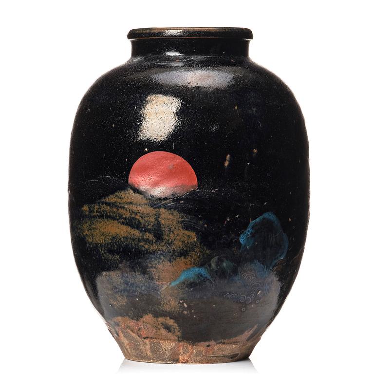 A Japanese jar, signed. Meiji period (1868-1912).