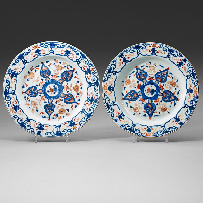 A pair of imari dishes for the persian market, Qing dynasty, Kangxi (1662-1722).