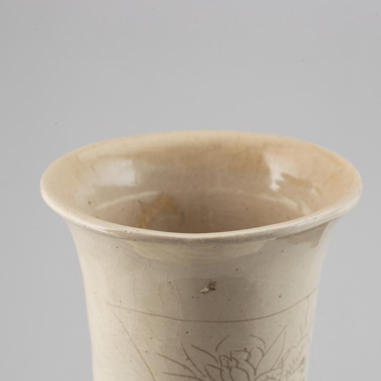 A Chinese ceramic vase, 20th century.