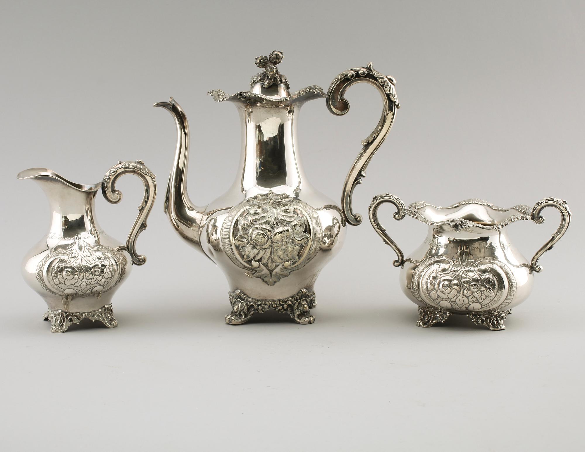 SOCKERSKÅL och GRÄDDKANNA, silver samt KAFFEKANNA, nysilver, GAB, 1910/11. Vikt utan kaffekanna ca 700 gram.