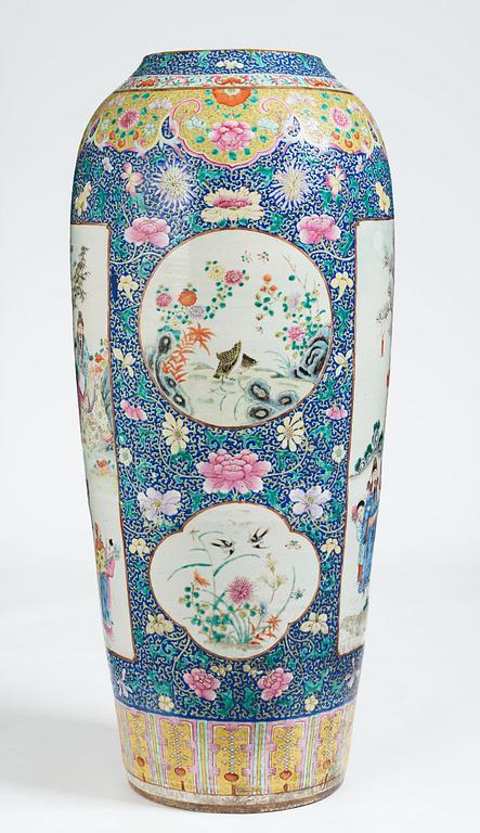 Praktvas, porslin. Qingdynastin, 1800-tal.
