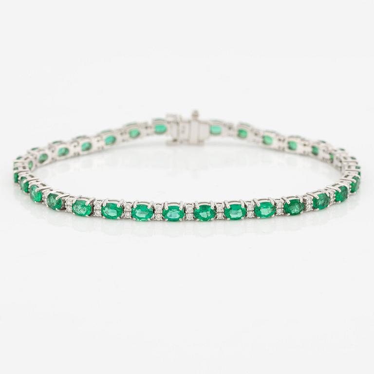 Armband, 18K vitguld ovala smaragder och briljantslipade diamanter.