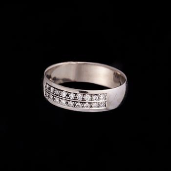 RING, 14K vitguld, briljantslipade diamanter. Vikt ca 2,8 g.
